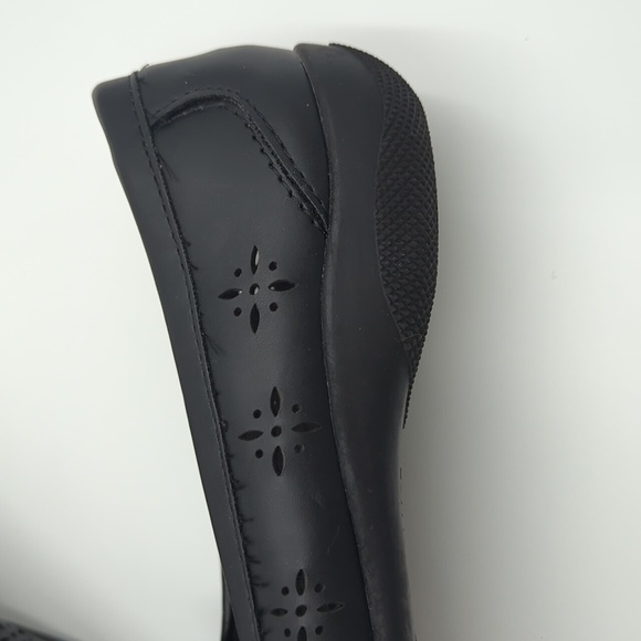 Basic Editions Women's Black Loafers Flat Perforated Slip On Size 8 Comfort - Picture 7 of 10